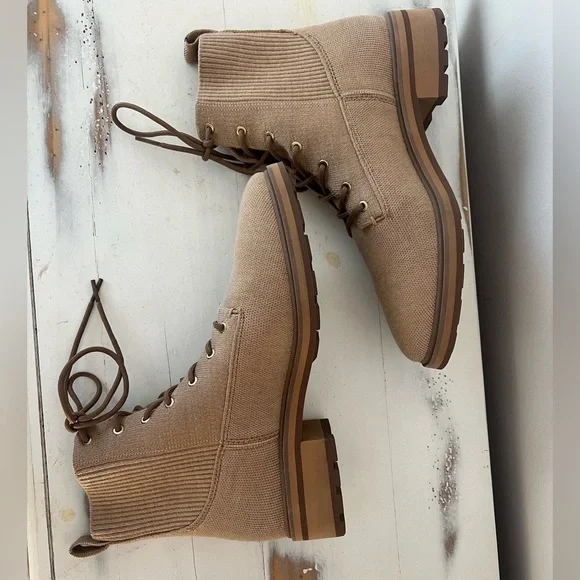 ⬇️👀 ROTHY’s The Laced Lug Boot in EXCELLENT Condition! - Picture 8 of 12